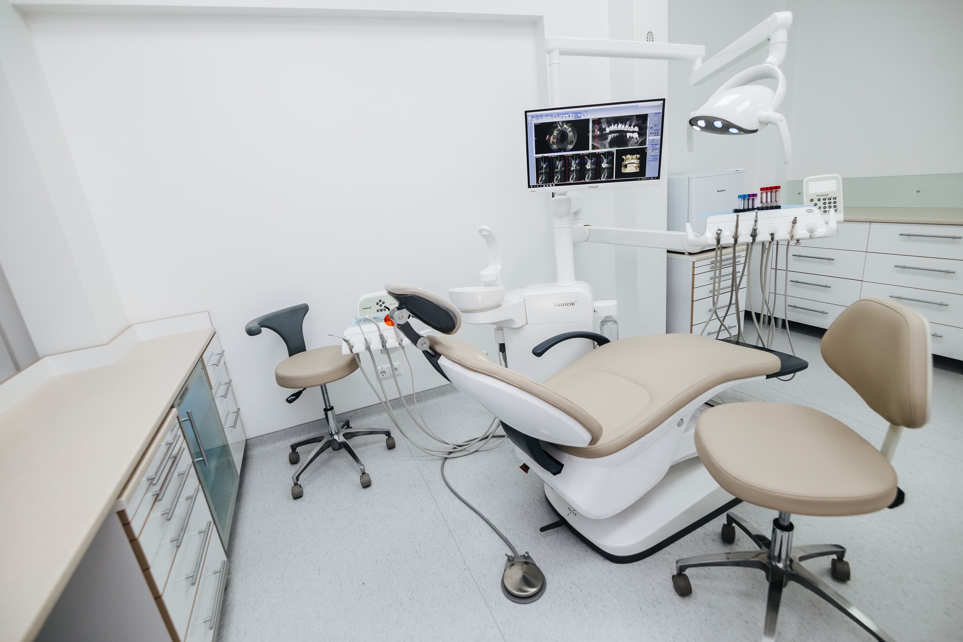 Chirurg dentar. Medici stomatologi specialisti la DAVINCI dental clinic